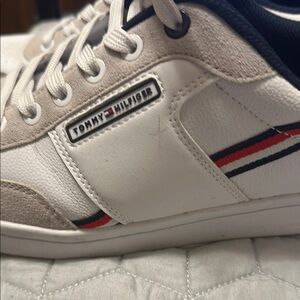 Tommy Hilfiger White Sneakers with Low-Top Design and Stripes